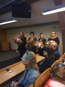 Na zdjęciu absolwentki studiów podyplomowych ENG nagrodzone kwiatami.